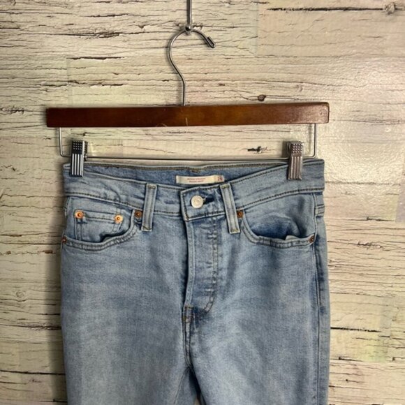 Levi's Wedgie Straight Women's Jeans Size 26  Light Denim distressed - Picture 3 of 7